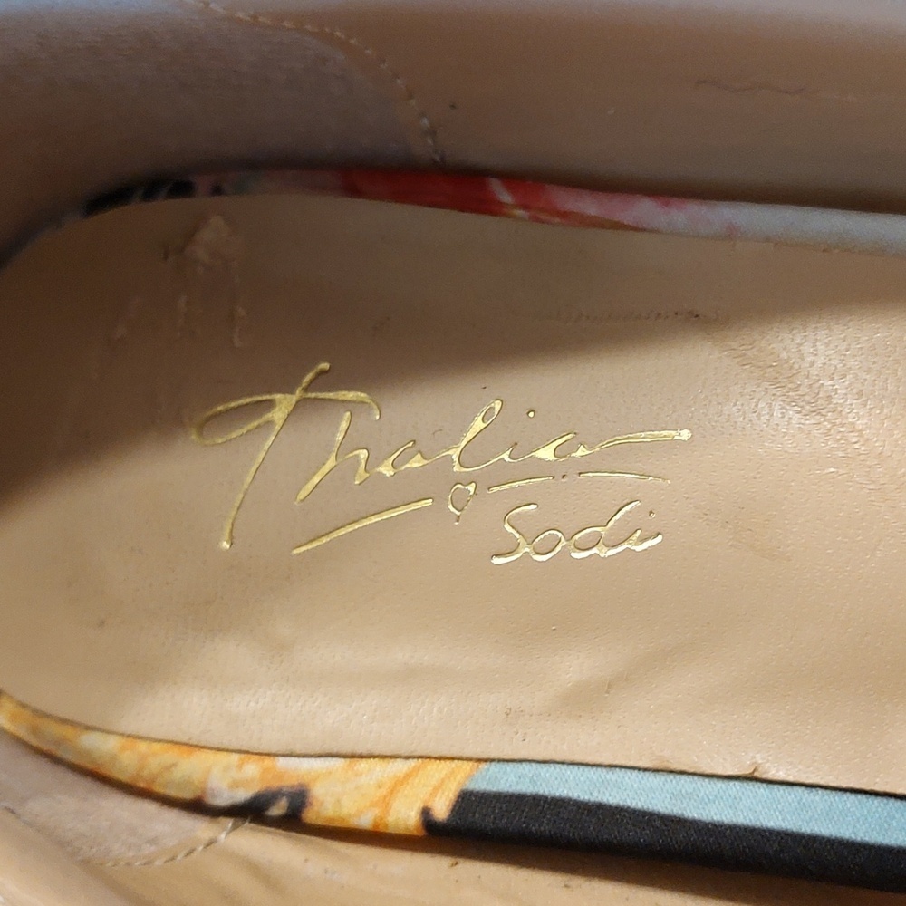 THALIA SODI ELINA PUMPS with COLORFUL FABRIC and 4" GOLD SPIKED HEEL. SZ 8.5 med - Picture 8 of 9